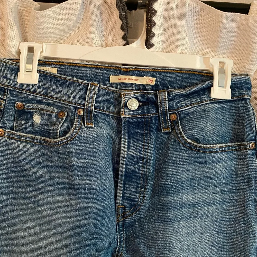 Levi’s distressed Wedgie Straight jeans - Picture 3 of 4